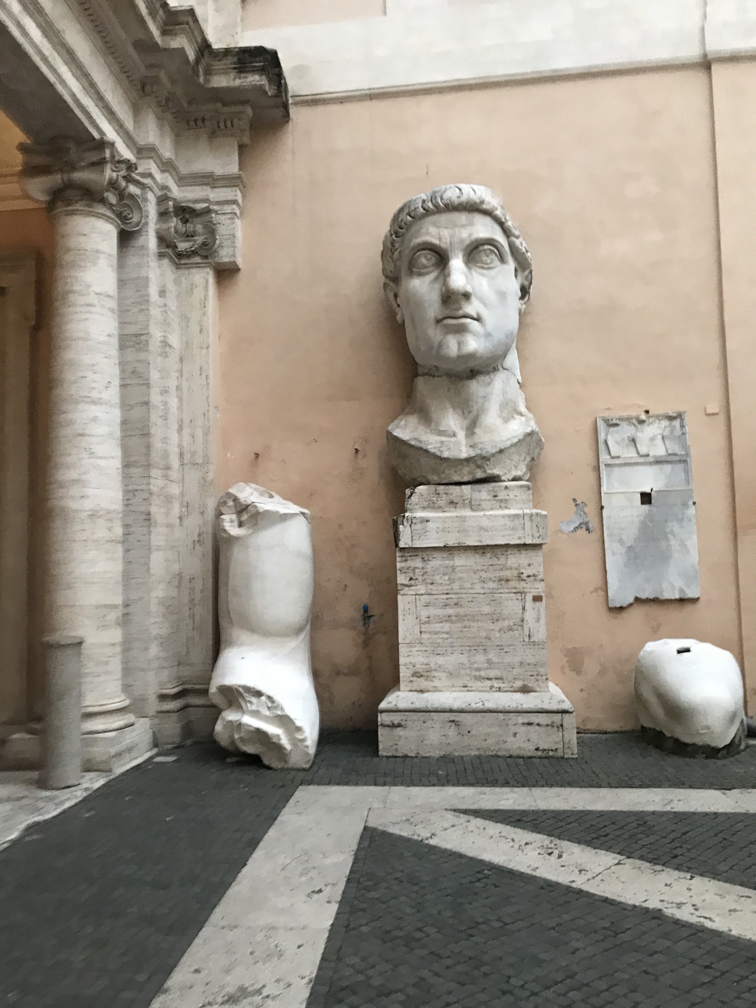 Statua colossale di Costantino testa